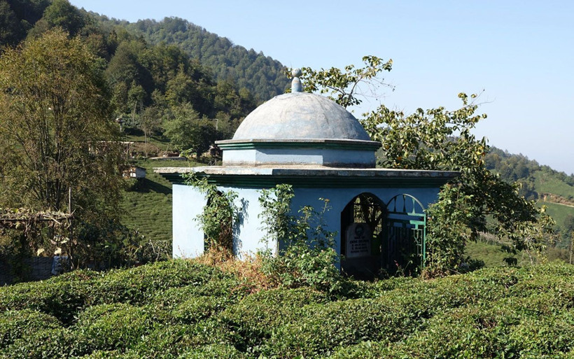 Rize'de kendisi için yaptığı türbe gibi mezarı seyrediyor yağmur sistemi yapmış - Resim: 1