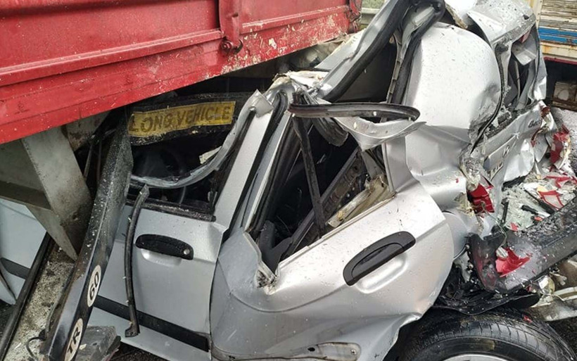 Aydın-İzmir otoyolunda yok böyle kaza! Otomobil TIR'a arkadan çarptı 12 kişi yaralandı - Resim: 1