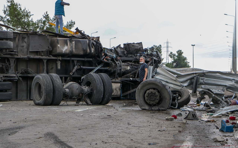 Antalya'da ortalık savaş alına döndü: Kamyonun tekerlekleri koptu - Resim: 4