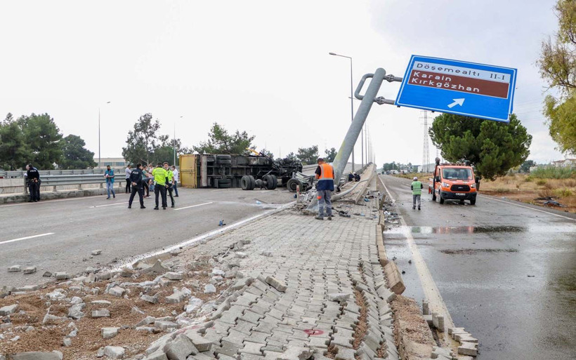 Antalya'da ortalık savaş alına döndü: Kamyonun tekerlekleri koptu - Resim: 1