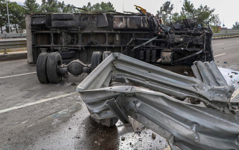 Antalya'da ortalık savaş alına döndü: Kamyonun tekerlekleri koptu - Resim: 2