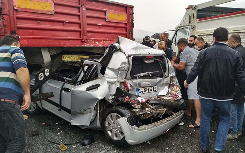 Aydın-İzmir otoyolunda yok böyle kaza! Otomobil TIR'a arkadan çarptı 12 kişi yaralandı - Resim: 4