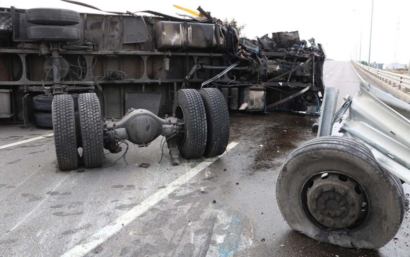 Antalya'da ortalık savaş alına döndü: Kamyonun tekerlekleri koptu - Resim: 3