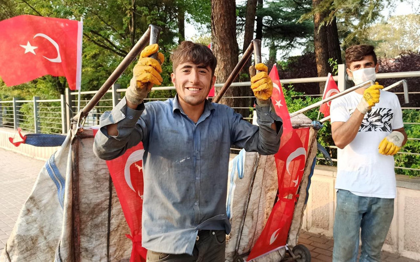 Bursa'da kağıt topladıkları aracı Türk bayrağıyla donatan gençler 29 Ekim'i kutladı - Resim: 2