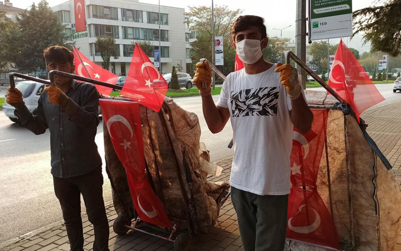Bursa'da kağıt topladıkları aracı Türk bayrağıyla donatan gençler 29 Ekim'i kutladı - Resim: 3