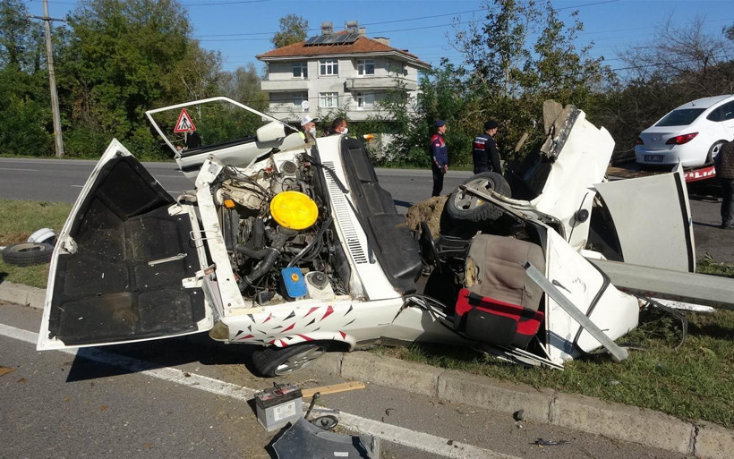 Samsun'da ölümle burun buruna geldiler! Araç parçalara ayrıldı 2 kişi yaralandı - Resim: 4