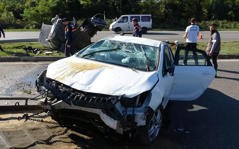 Samsun'da ölümle burun buruna geldiler! Araç parçalara ayrıldı 2 kişi yaralandı - Resim: 2