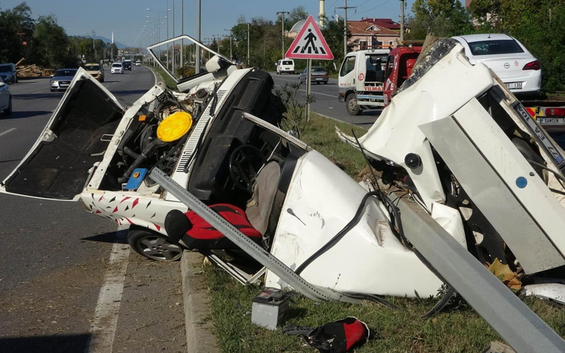 Samsun'da ölümle burun buruna geldiler! Araç parçalara ayrıldı 2 kişi yaralandı - Resim: 3