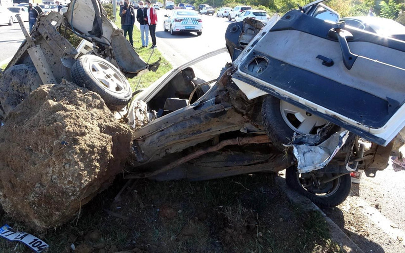Samsun'da ölümle burun buruna geldiler! Araç parçalara ayrıldı 2 kişi yaralandı - Resim: 1