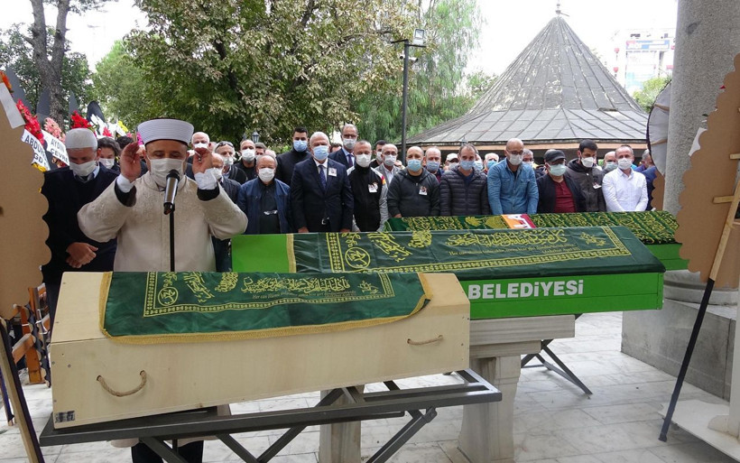 İzmir depreminde ölen 3 kişilik Küçükyumuk ailesi son vedada ayrıldı - Resim: 4