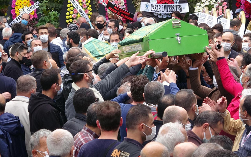 İzmir depreminde ölen 3 kişilik Küçükyumuk ailesi son vedada ayrıldı - Resim: 2