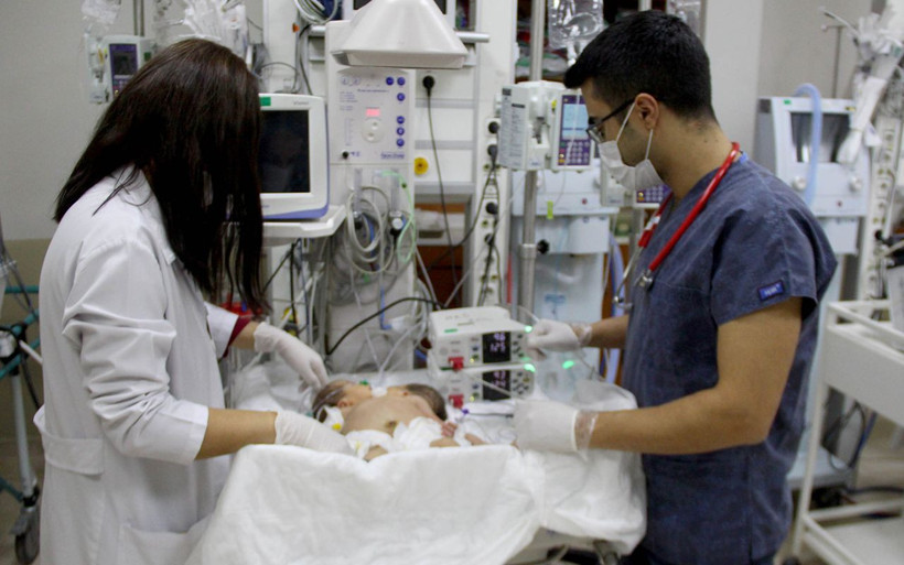 Siyam ikizleri Hatay'da tedavi altına alındı tek kalple yaşama tutunuyorlar! - Resim: 1