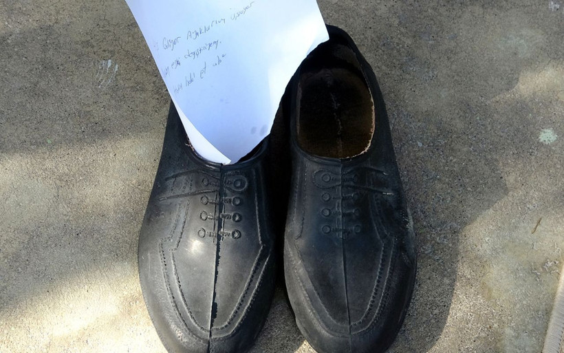 Van'da işe giderken şok oldu! Kış için aldığı ayakkabının yerinde not buldu kızamadı - Resim: 1