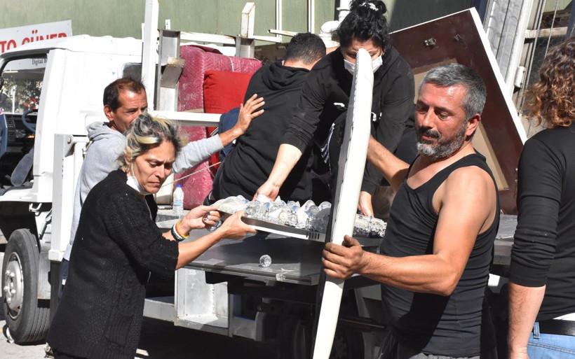 İzmir'de evlerine günler sonra ilk kez girdiler! Taşınmak için yarım saatlik izin verildi - Resim: 1