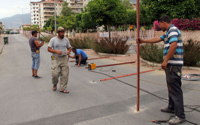 Antalya'da iki yıldır mahalleyi canından bezdirdi! Yolu tel örgülerle kapattı - Resim: 1