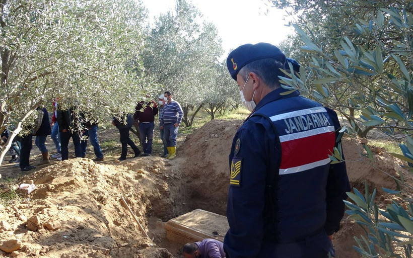 Aydın'da definecilerin kazdığı yerden çıktı! 2 bin 500 yıllık mezar kaçırılmadan ele geçirildi - Resim: 1