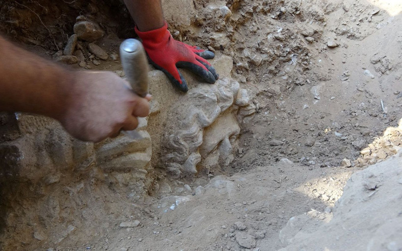 Aydın'da definecilerin kazdığı yerden çıktı! 2 bin 500 yıllık mezar kaçırılmadan ele geçirildi - Resim: 4