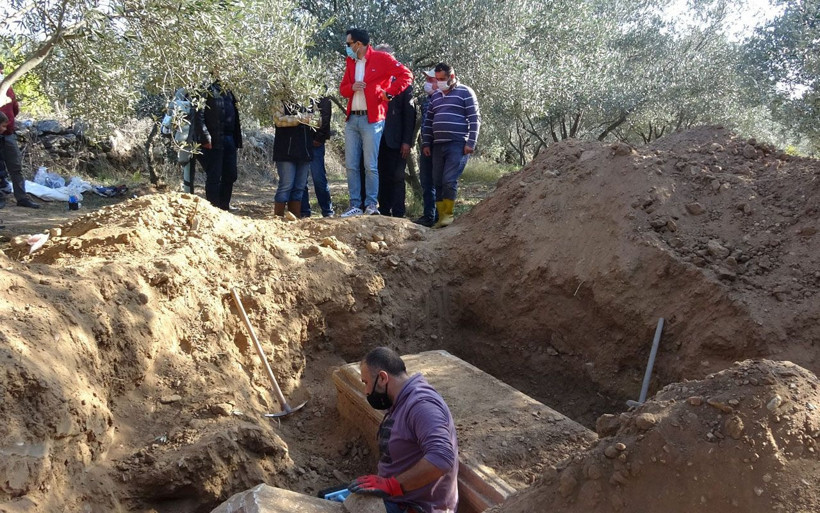 Aydın'da definecilerin kazdığı yerden çıktı! 2 bin 500 yıllık mezar kaçırılmadan ele geçirildi - Resim: 2