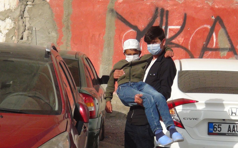 Van'da oğlunun öldüresiye dövdüğü çocuğu hastaneye götürdü: Kayalıklardan düşmüş - Resim: 2