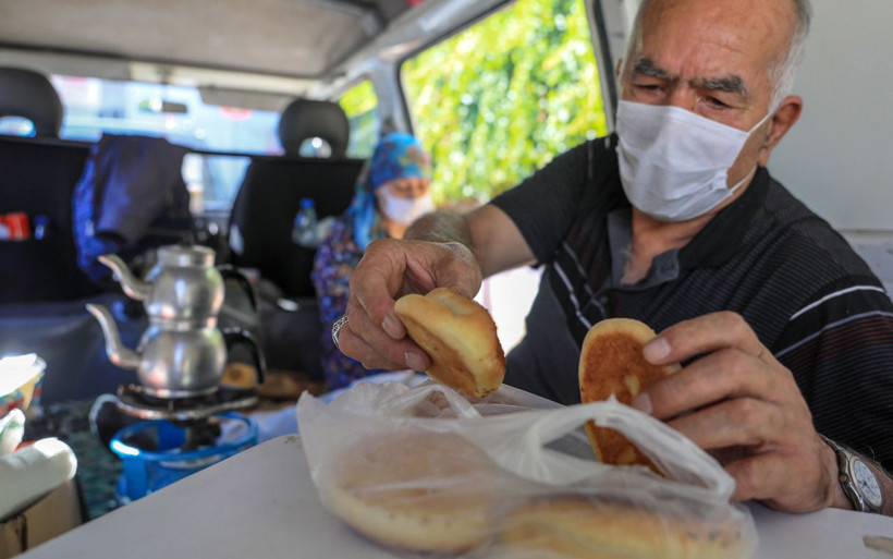 Antalya'da 1 buçuk aydır minibüste yaşıyor lösemi hastası oğlunun masrafları ağır geldi - Resim: 4