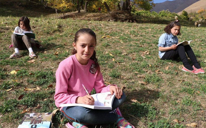 Van'da koyun güden çocuklar derslerini de çalışıyor iki istedikleri var - Resim: 4