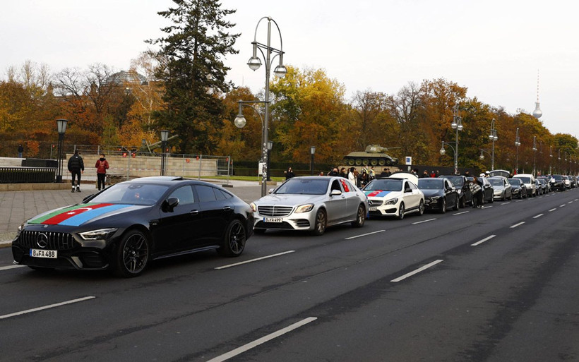 Avrupa'nın göbeğinde zafer konvoyu! Azerbaycan'ın Dağlık Karabağ başarısı kutlandı - Resim: 4