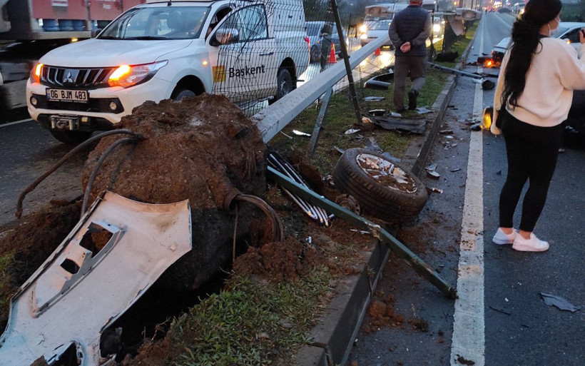 Zonguldak'ta yok böyle zincirleme kaza! Takla attı direği devirdi 5 kişi yaralandı - Resim: 2