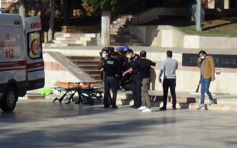 Bilecik adliyesi önünde kanlı saldırı! Duruşma sonrası eşiyle kayınpederini vurdu - Resim: 3