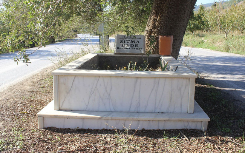 Bursa'da sürücüler durup soruyor! Ana yoldaki mezar köylülere ilginç olaylar yaşattı - Resim: 2