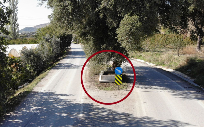 Bursa'da sürücüler durup soruyor! Ana yoldaki mezar köylülere ilginç olaylar yaşattı - Resim: 1