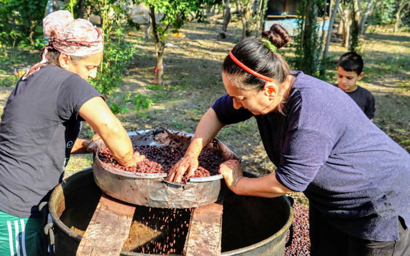 Hatay'da 2 saat kaynatıp yapıyorlar litresi 100 liradan satılıyor - Resim: 1