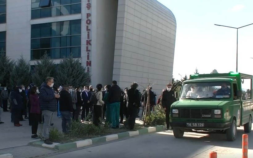 Bursa'da koronavirüsten ölen Emine hemşire toprağa verildi ailesi yürek yaktı - Resim: 2