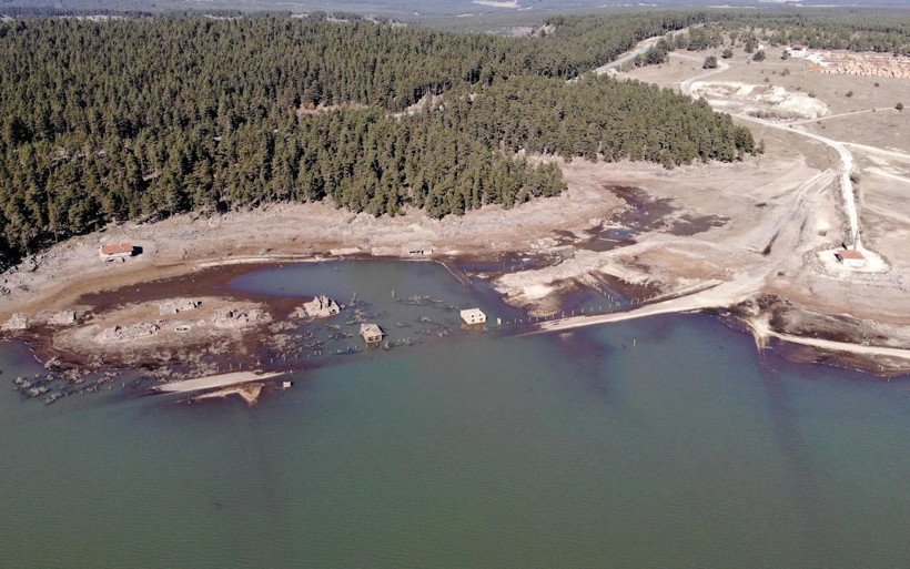 Bolu'da 50 milyon metreküp suyun yüzde 80'i boşaltıldı hizmet binaları ortaya çıktı - Resim: 1