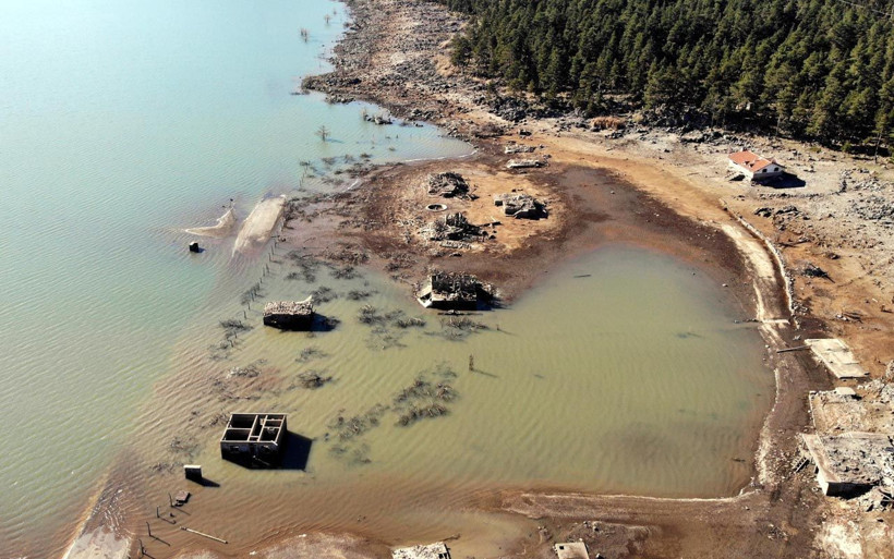 Bolu'da 50 milyon metreküp suyun yüzde 80'i boşaltıldı hizmet binaları ortaya çıktı - Resim: 4