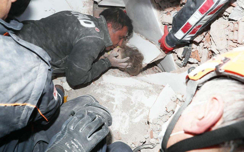 İzmir'deki depremin mucizesi Ayda'dan içleri ısıtan 'iyiyim' pozu - Resim: 1