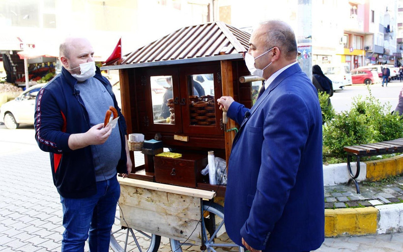 Takım elbiseli seyyar satıcı Trabzon'da sembol oldu tek bir nedeni var lakap bile taktılar - Resim: 3