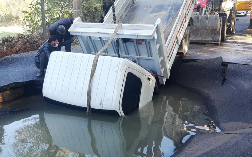 Muğla'da su hattı bomba gibi patladı! İşçiler boğulmaktan kurtuldu - Resim: 2