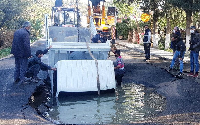 Muğla'da su hattı bomba gibi patladı! İşçiler boğulmaktan kurtuldu - Resim: 4