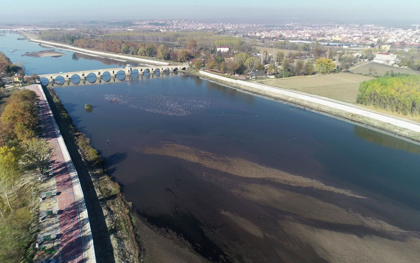90 yıldır böylesi görülmedi! Bulgaristan ve Edirne'deki kuraklık Meriç'te kum adacığı oluşturdu - Resim: 1