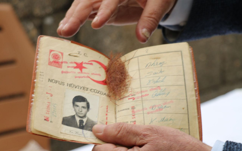 Kahramanmaraşlı muhtar eşini şoka uğrattı 46 yıllık sırrı evlilik cüzdanından çıkardı - Resim: 1