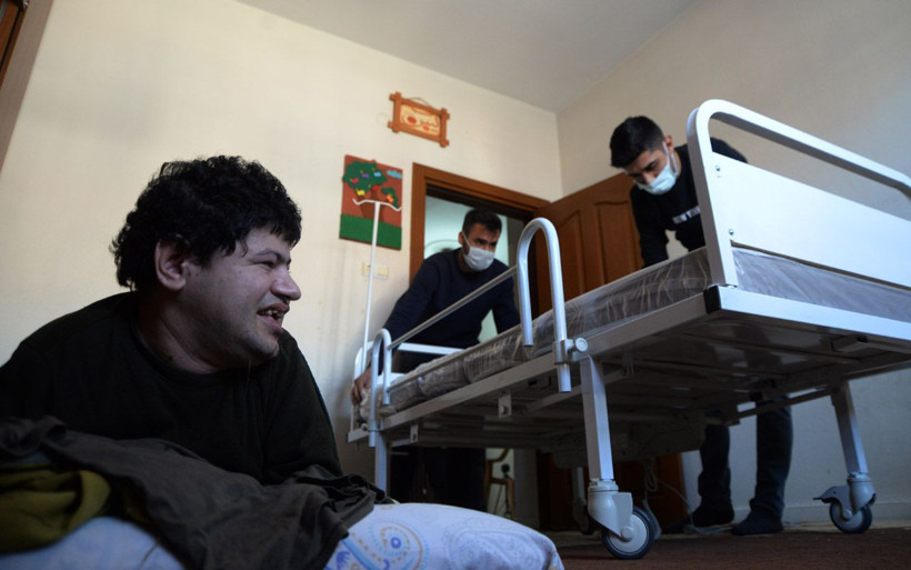 Mersin'de 11 çocuklu ailede yatağa mahkum Übeytullah'ın yüzü güldü - Resim: 1