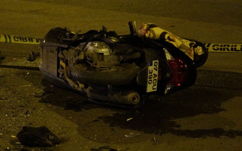 Antalya'da minibüs çarptığı motosiklet sürücüsü olay yerinde hayatını kaybetti - Resim: 1