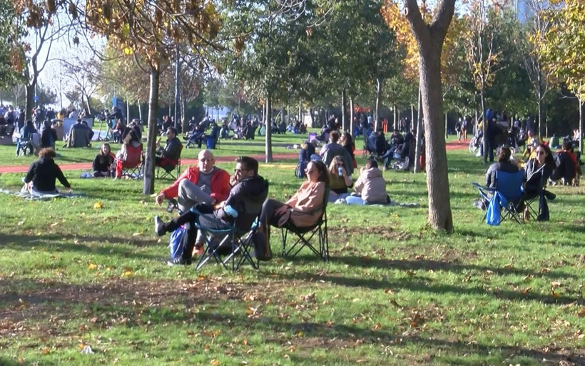 Sokağa çıkma kısıtlaması öncesi sahillerde insan seli! Caddebostan'a akın ettiler - Resim: 3