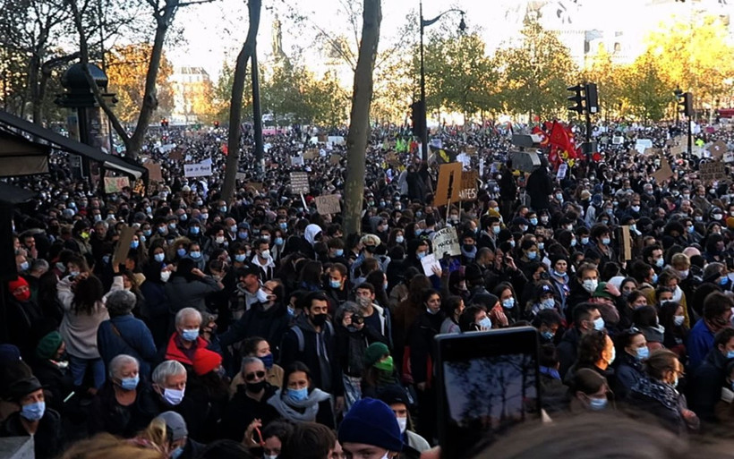 Fransa savaş alanı gibi Paris karıştı! Macron ve Bakanlara istifa çağrısında polise taşlı saldırı - Resim: 1
