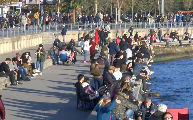 Sokağa çıkma kısıtlaması öncesi sahillerde insan seli! Caddebostan'a akın ettiler - Resim: 2