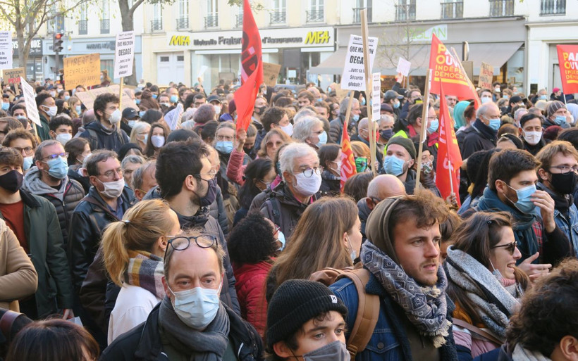 Fransa savaş alanı gibi Paris karıştı! Macron ve Bakanlara istifa çağrısında polise taşlı saldırı - Resim: 2