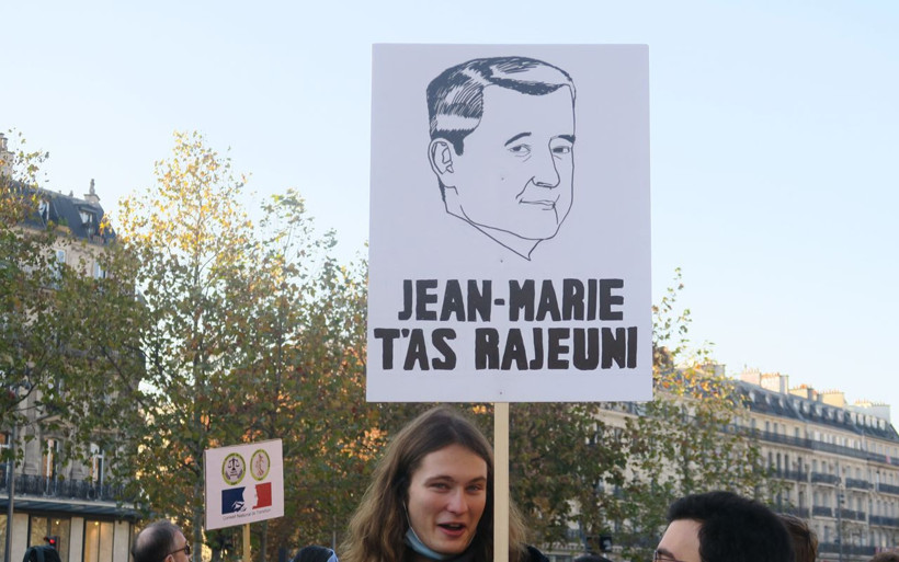 Fransa savaş alanı gibi Paris karıştı! Macron ve Bakanlara istifa çağrısında polise taşlı saldırı - Resim: 3