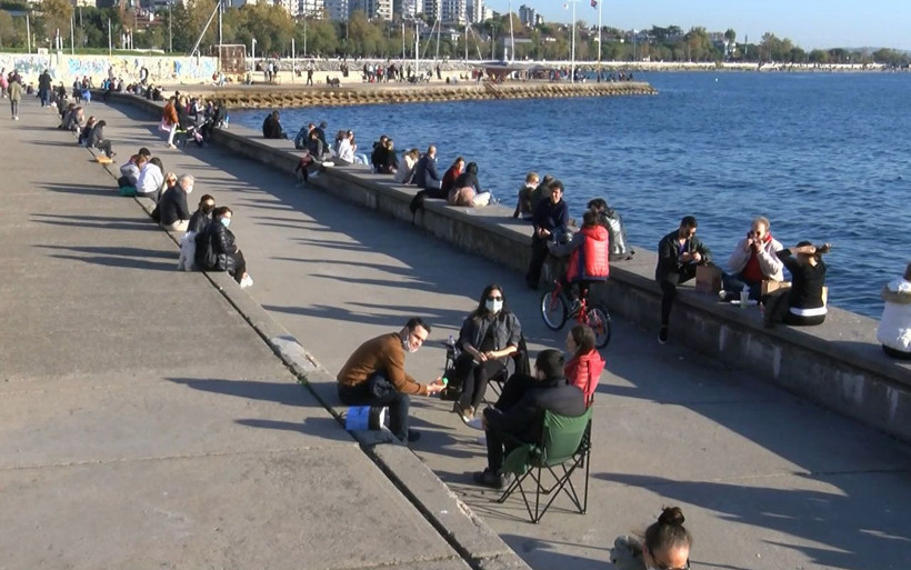 Sokağa çıkma kısıtlaması öncesi sahillerde insan seli! Caddebostan'a akın ettiler - Resim: 1