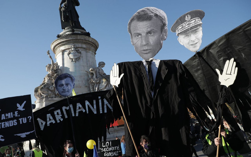 Fransa savaş alanı gibi Paris karıştı! Macron ve Bakanlara istifa çağrısında polise taşlı saldırı - Resim: 4