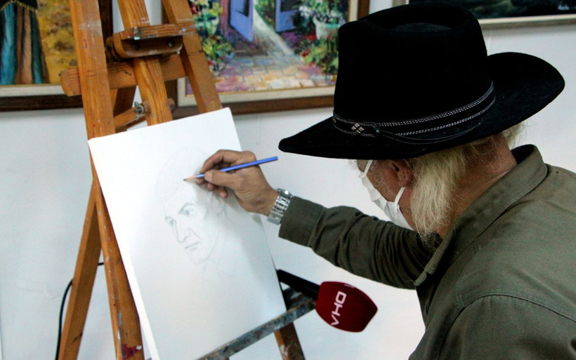 Adanalı ressam 20 yıl önce keşfetti tanımadığı kişileri telefonda konuşup resmediyor - Resim: 1